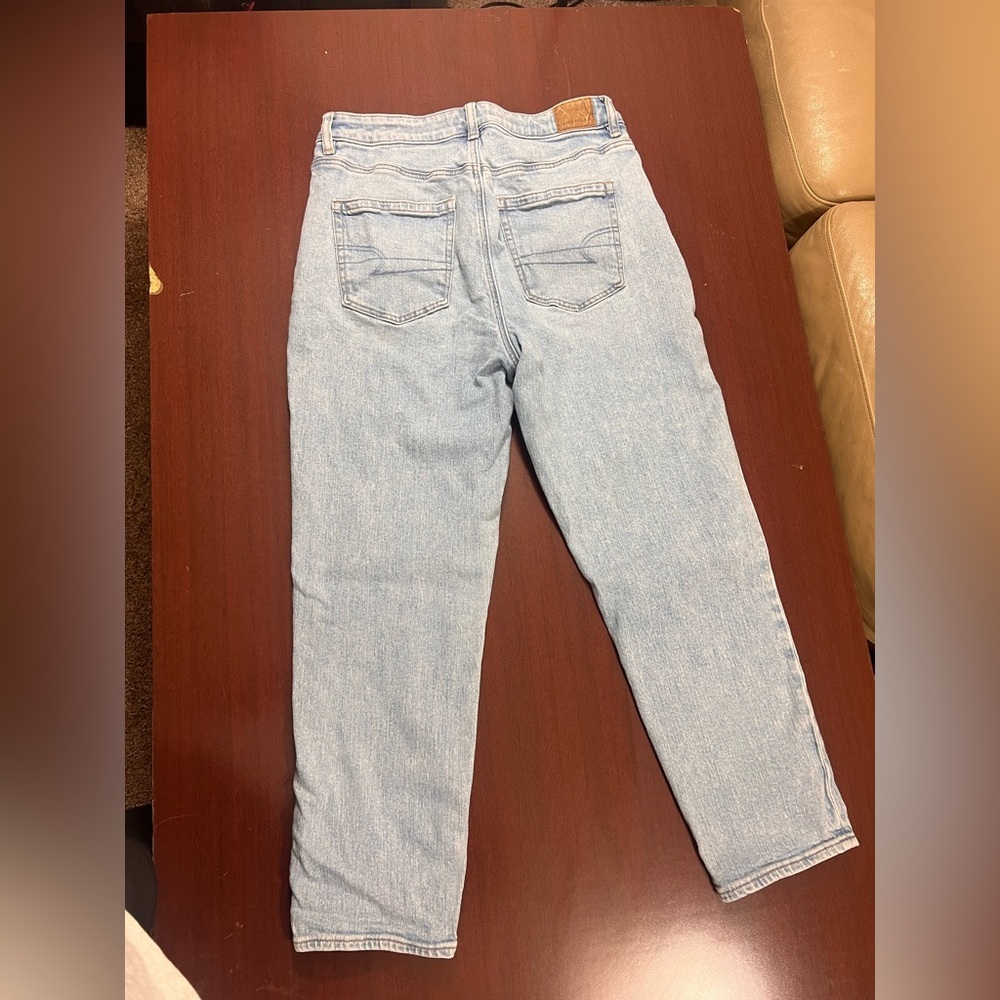 American Eagle Outfitters Light Blue Short Mom Jeans - Picture 4 of 5